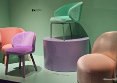 Op de verhoging staat de stoel Cora van TM/Leader Contract.